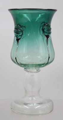 Auktion 374<br>hohe Kelchvase, Kunstglas, klarer Stand mit grüner Kuppa, ca. H-25,5cm [1]