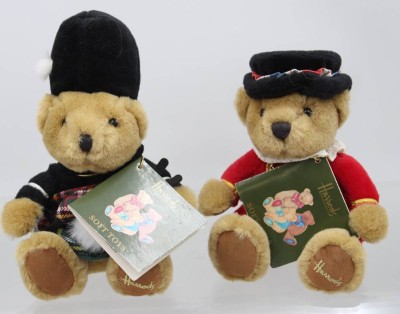 Auktion 374<br>2x kl, Teddy-Bären, Harrods, England, ca. H-18cm [1]