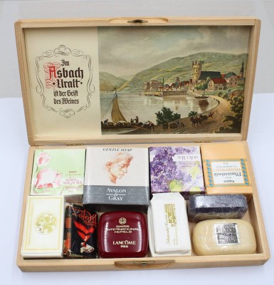 Auktion 374<br>Konvolut alter Seifen in Kasten [1]