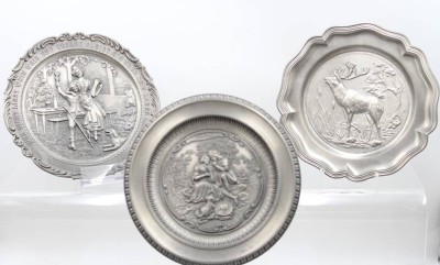 Auktion 374<br>3x div. neuzeitl. Zinn-Reliefteller, ca. D-23cm [1]