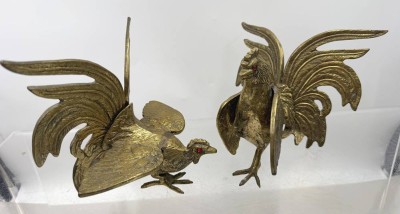 Auktion 374<br>Paar grosse Kampfhähne, rote Augen, Messing, H-max. 16 cm, zusammen ca. 2 kg [1]