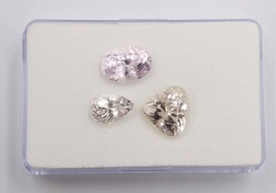 Auktion 374<br>Kunzit u. 2 gelbe Triphane, zus. ca. 14,2 Karat [1]