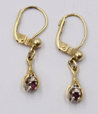 Auktion 374<br>585er GG-Ohrhänger, kl. Brillanten und Rubine, zus. 2,9gr., L-3cm [1]