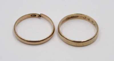 Auktion 374<br>2x schlichte 333er GG-Ringe, 1x beschädigt, innen Gravuren, zus. ca. 3,7gr., ca. RG 61 [1]