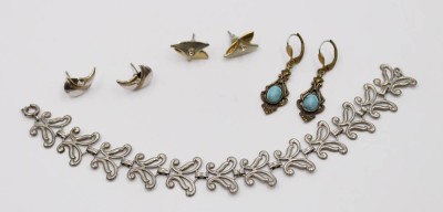 Auktion 374<br>Schmuckkonvolut, Armband aus Silber, sowie 1 Paar Ohrstecker Silber, 2 Paar Modeschmuckohrhänger, Silber zus. 9,4gr. [1]