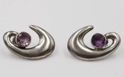 Auktion 374<br>elegante Ohrstecker, mattiertes 925er Sterlingsilber, mit Amethyst, zus. 7,5gr., L-3cm [1]