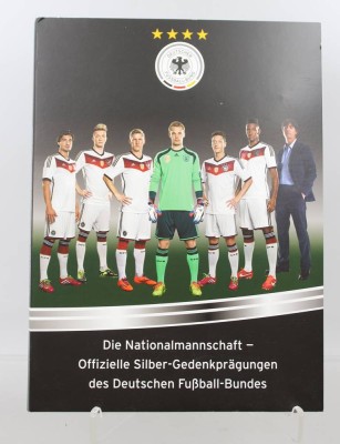 Auktion 374<br>Medaillen-Sammelalbum „Die Nationalmannschaft“ (offizielle Gedenkprägungen des DFB), 2015, 4 Silber-Medaillen vorhanden (333/1000) [1]