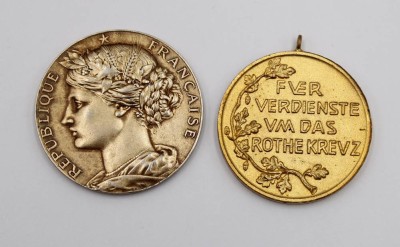 Auktion 374<br>preußische Rote Kreuz-Medaille 3. Klasse und  Auszeichnungsmedaille der Société des Agriculteurs de la Sarthe Frankreich [1]