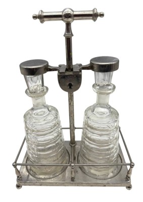 Auktion 374<br>Tantalus mit 2 Glasflaschen, verzinktes Hestell, abschliessbar, aber Schlüssel fehlt, offen, H-31 cm, B-22 cm, 1x Stöpsel beschädigt [1]
