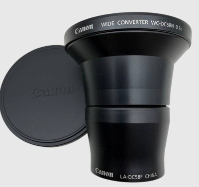 Auktion 374<br>Canon Weitwinkel-Konverter WC-DC58N 0.7x mit dem passenden Adaptertubus LA-DC58F und einem Objektivdeckel in Tasche [1]