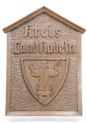 Auktion 374<br>handgeschnitzte Holztafel mit dem historischen Wappen des ehemaligen Landkreises Land Hadeln, ca.  54,5 x 42cm [1]