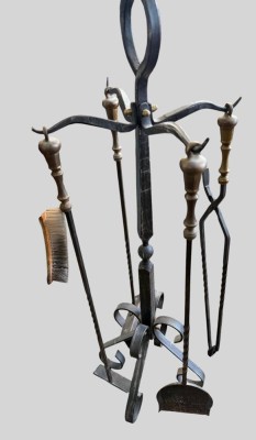 Auktion 374<br>schmiedeeisernes Kaminbesteck in Halter, ,massive Messing-Griffe, H-83 cm, 5 tg., dazu kl. Tischkehrbesen [1]