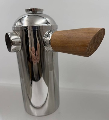 Auktion 374<br>Freud Cafetiere (French Press) Design- Kaffeebereiter aus hochglanzpoliertem Edelstahl mit einem markanten, angewinkelten Holzgriff. H-24 cm [1]