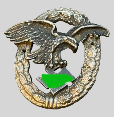 Auktion 374<br>Beobachterabzeichen der Luftwaffe - Schwerin Berlin 68, Nadel fehlt, 31 gr., 48,5 x 50 mm, Original [1]