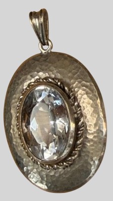 Auktion 374<br>gr. Silber-835- Kettenanhänger mit ovalen, facett. klaren Stein, Hammerschlagdekor, L-ca. 5 cm, B-3 cm, 14,52 gr. [1]