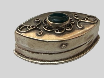 Auktion 374<br>Silber-Pillendose, wohl -925- undeutl. gepunzt, mit grünen Cabouchon, H-ca. 1,7 cm, B-2,3 cm, 15,49 gr [1]