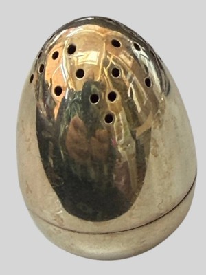 Auktion 374<br>kl. massiver Salz-Silberstreuer (geprüft), H-4,5 cm, D-3 cm, 48,87 gr. [1]