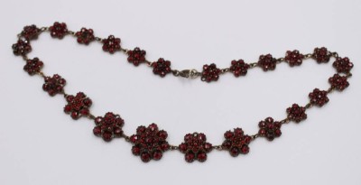 Auktion 374<br>Schönes Granat-Collier wohl um 1900 sowie Doublé-Brosche im Biedermeierstil, Brosche mit Fehlteilen, Collier ca. 38cm [1]