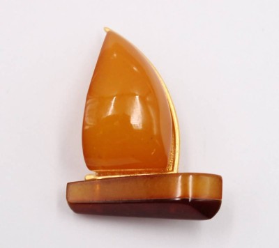 Auktion 374<br>kl. Bernsteinschiff, kyrill. signiert, ca. H-3,3cm ca. 4,9gr. [1]