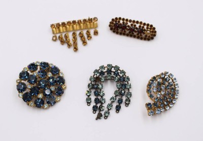 Auktion 374<br>4x Strass-Broschen sowie 1x Granat, ca. 4,5cm [1]