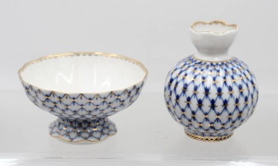Auktion 374<br>Vase und Fussschale, „Kobaltnetz“-Dekor , Lomonossov, Entw.  Anna Yatskevich, ca. H-11,5cm u. 7cm D-13cm [1]