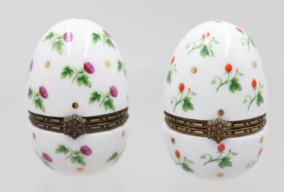 Auktion 374<br>Paar kl. eiförmigen Döschen, florale Dekore, ca. H-5cm [1]