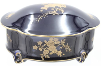 Auktion 374<br>Deckeldose, Graf von Henneberg, Kobalt mit Goldblumen, ca. H-11,8cm B-20,8cm [1]