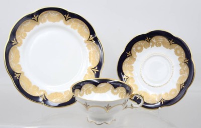 Auktion 374<br>Sammelgedeck, Hutschenreiuher, Kobalt und Goldzier, ca. H-5,8cm [1]