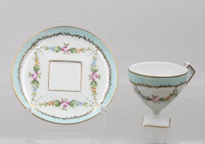 Auktion 374<br>Mokkatasse mit U.T., Giraud Limoges France, ca. H-6cm [1]
