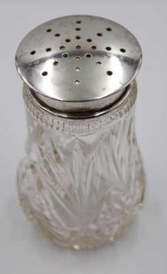 Auktion 374<br>Streuer mit versilb. Monturen, Kristall beschliffen, ca. H-11cm [1]