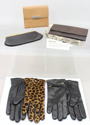 Auktion 374<br>Konvolut aus 2 paar Handschuhen sowie 3 diverse Portmonees [1]