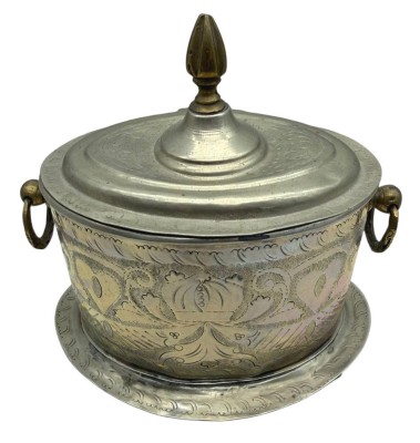Auktion 374<br>Antike marokkanische versilberte Teedose/Zuckerdose mit  Messingringen und Spitze, fein ziseliert, wohl um 1920, arabisch signiert, H-23 cm, 21x15 cm [1]
