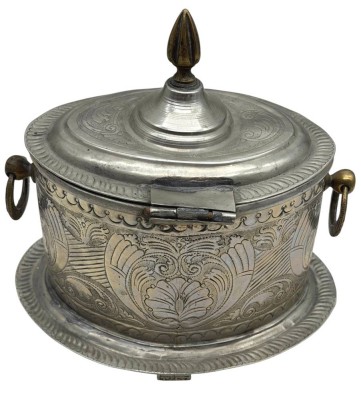 Auktion 374<br>Antike marokkanische versilberte Teedose/Zuckerdose mit  Messingringen und Spitze, fein ziseliert, um 1910, H-21,5 cm, 22x16 cm [1]