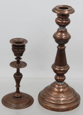 Auktion 374<br>Paar Leuchter, Kupfer, 1x 19. Jhd. , ca. H-16 bis 24,5cm [1]