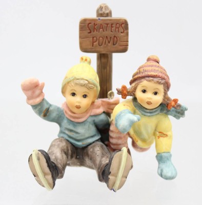 Auktion 374<br>Hummelfigur, Aller Anfang ist schwer, Goebel, Kunstmasse, H-7,5cm [1]