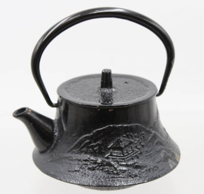 Auktion 374<br>japanische Gusseisen-Teekanne im Nambu-Tekki-Stil, gemarkt, ca. H-7cm [1]