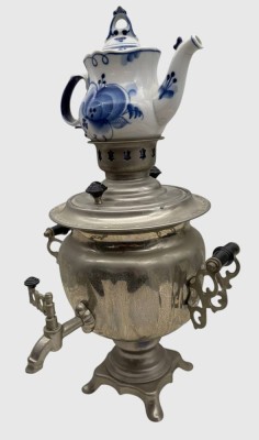 Auktion 374<br>gr. russischer Samowar, elektrisch (ohne Kabel) mit russischer Handarbeits-Porzellankanne, H-ohne Kanne 34 cm, Kanne 16 cm [1]