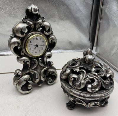 Auktion 374<br>Tischuhr mit Batteriewerk und passende Deckeldose (Duftschale) H-Uhr 25,5 cm, wohl Pressholz [1]