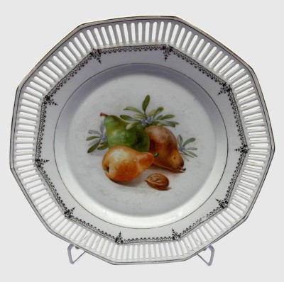 Auktion 374<br>gr. Obstteller mit Früchtedekor 
