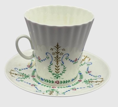 Auktion 374<br>Kaffeetasse und Untertasse von Leningradsker Porzellanmanufaktur Lomonossow (LFZ), UdSSR,  seltenes Dekor: Gerippte beziehungsweise geflutete Form mit klassizistischem, mehrfarbigem Girlanden- und Ranken-Dekor sowie feiner Goldakzentuierung [1]