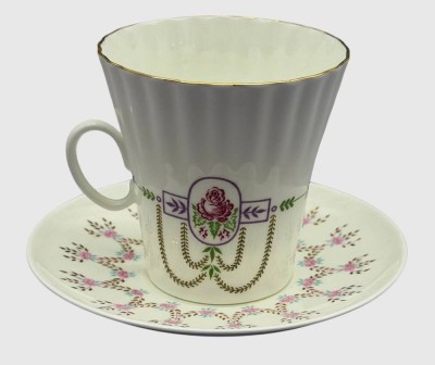 Auktion 374<br>Vintage-Kaffeetasse mit Untertasse  ,Lomonossow-Porzellanmanufaktur (LFZ, UdSSR) aus der zweiten Hälfte des 20. Jahrhunderts ,feines,handbemaltes Rosen- und Girlanden-Dekor mit Goldverzierung [1]