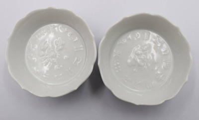 Auktion 374<br>2 kl. Schälchen, Meissen, Weiß, Relief-Sternzeichen, je ein Schleifstrich, ca. H-3cm D-7,5cm [1]