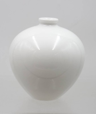 Auktion 374<br>klassische weiße Kugelvase „Staude“, KPM Berlin, Entw. Trude Petri, ca. H-11cm [1]