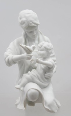 Auktion 374<br>Mutter mit Kind, Kaiser, limitierte Auflage Nr. 733, Weißporzellan, ca. H-17cm [1]
