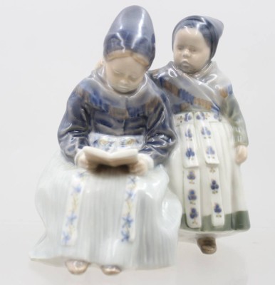 Auktion 374<br>Zwei lesende Amager Mädchen, Royal Copenhagen, Entw. Lotte Benter, u. sign., Modell-Nr. 1395, polychrome Unterglasurbemalung, H-17cm, ein Schleifstrich [1]