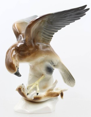 Auktion 374<br>Adler mit Beute, Wagner & Apel, Unterglasurfarben, 1x am Flügel wohl Restauration, ca. H-19,5cm [1]