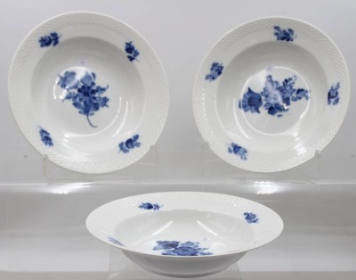 Auktion 374<br>3x tiefeTeller, Royal Copenhagen, Serie „Blaue Blume“, je D-23cm, je ein Schleifstrich [1]