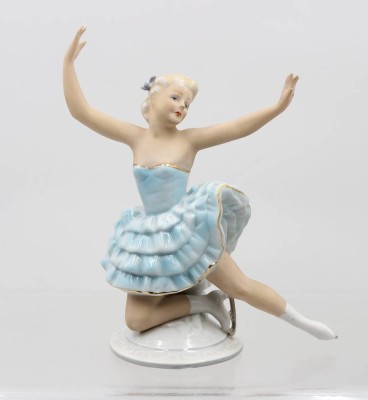 Auktion 374<br>Eisläuferin, Fasold & Stauch, Unterglasurfarben, ca. H-19,5cm [1]