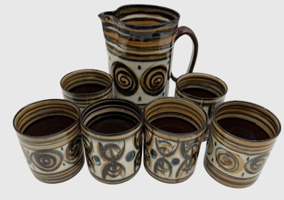Auktion 374<br>Saftkrug mit 6 Bechern,, 2 verschiedene Dekore,  aus dem Cuxhavener Keramik-Atelier Bücking-Börnsen, 60-er Jahre H-17 und 8,5 cm [1]