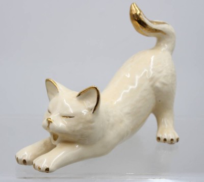 Auktion 374<br>Katzenfigur, Gilde, Goldzier, kl. Chip am Ohr, ca. H-14,5cm L-20cm [1]